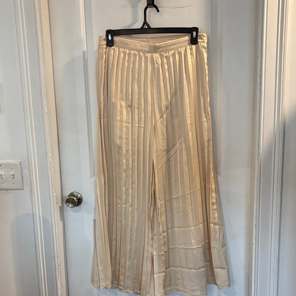 Elegant Cream Wide Leg pleated/palazzo Pants- NWOT - Picture 1 of 4